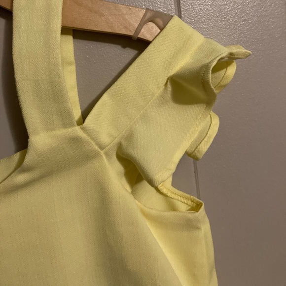 👚(bundle 4 items w/👚for $16) Beautiful soft yellow top - Picture 2 of 9